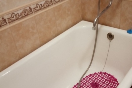 Рядом остановка, парковка для авто